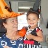 Filha caçula de Ticiane Pinheiro, Manuella, 1 ano, encantou ao surgir fantasiada de bruxinha no colo da avó paterna