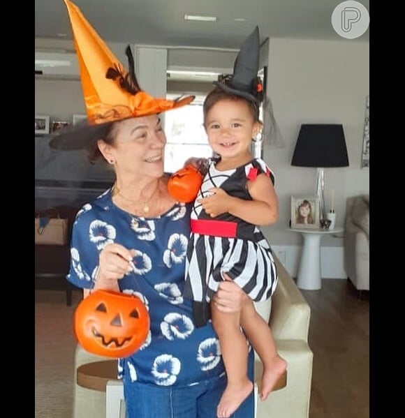 Filha caçula de Ticiane Pinheiro, Manuella, 1 ano, encantou ao surgir fantasiada de bruxinha no colo da avó paterna