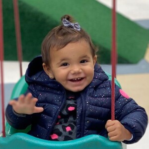 Semblante sempre feliz da filha de Ticiane Pinheiro e César Tralli também chamou atenção da web