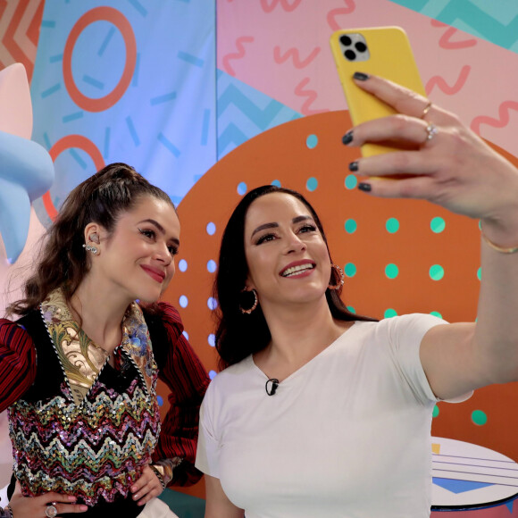 Maisa não conteve as lágrimas ao ser homenageada em seu último programa do SBT