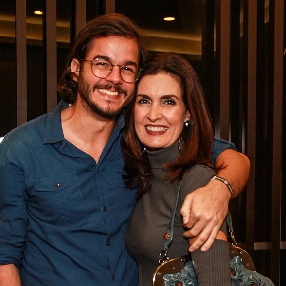 Fátima Bernardes se declarou ao namorado, Túlio Gadêlha, pelo 3º aniversário de namoro: 'Esses somos nós hoje. Mas três anos separam a segunda foto da terceira. Três anos que nos deixaram cada dia mais juntos'