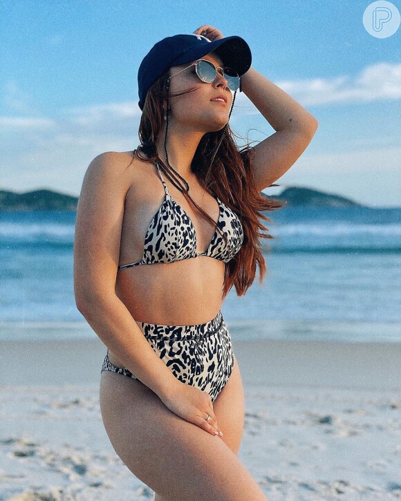 Larissa Manoela é fã de óculos com cordinha na moda praia