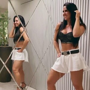 De top, Graciele Lacerda usa short godê e valoriza quadril em look