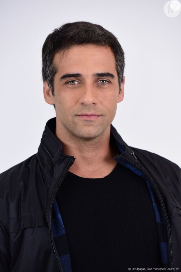 Miguel (Rafael Sardão) pergunta a Maria (Michelle Batista) se ela irá sentir falta de Hugo (José Victor Pires) na novela 'Amor Sem Igual'