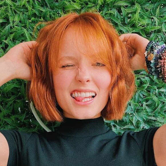 Larissa Manoela ficou ruiva e adotou corte curtinho para novo filme na Netflix