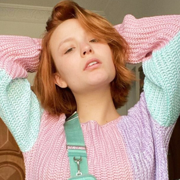 Larissa Manoela combina tricot tom pastel com bolsa da grife Prada e inspira