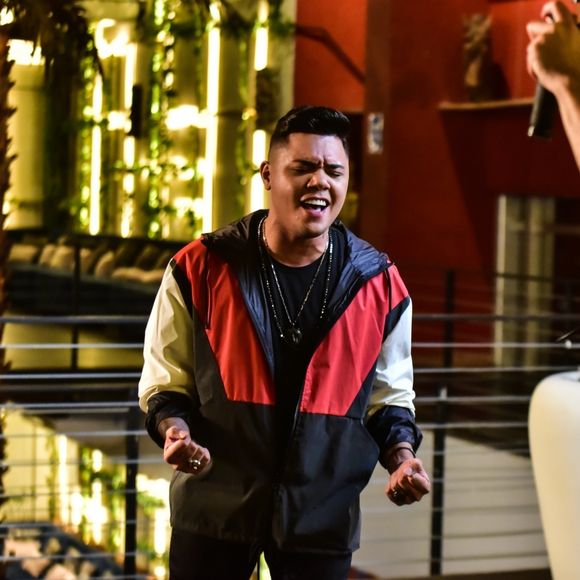 Felipe Araújo grava clipe da música 'Você Não Vale' em hotel em São Paulo