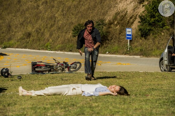 Caíque (Sergio Guizé) corre para socorrer Laura (Nathalia Dill) após o acidente na estrada, em 'Alto Astral'