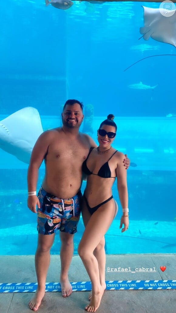 De biquíni, Naiara Azevedo posa com o marido em resort de Dubai