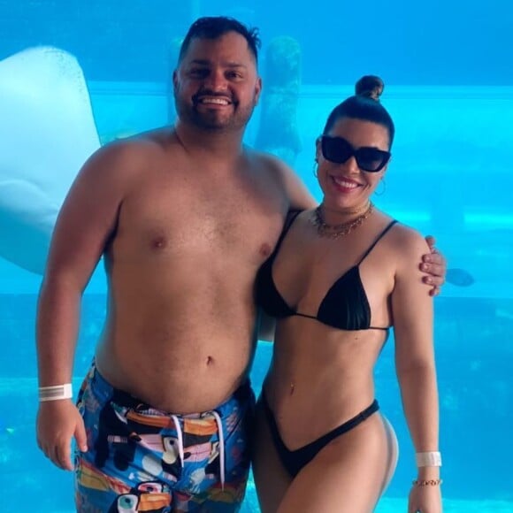 De biquíni, Naiara Azevedo posa com o marido em resort de Dubai