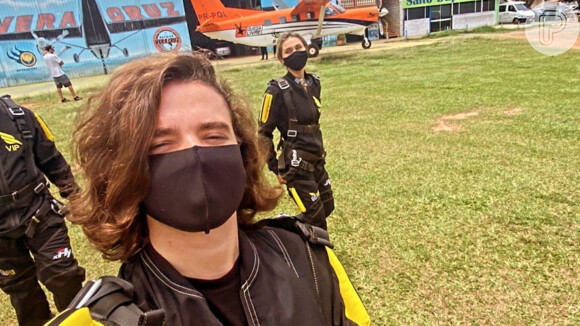 Sasha Meneghel e João Figueiredo saltam de paraquedas em São Paulo