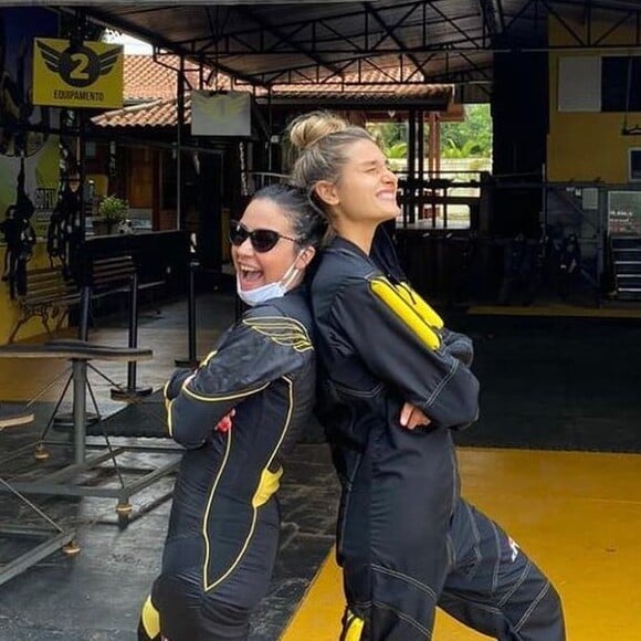 Sasha Meneghel faz pose divertida com amiga após saltar de paraquedas