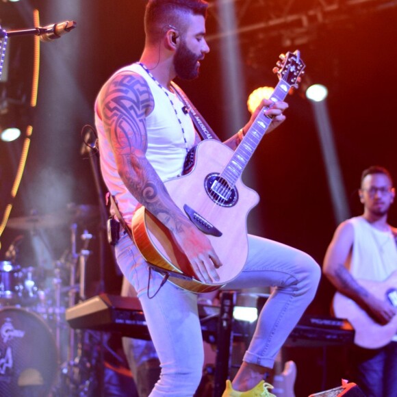 Gusttavo Lima fez um show particular em reunião com familiares