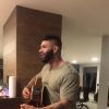 Gusttavo Lima canta e toca violão em reunião com sobrinhos e familiares