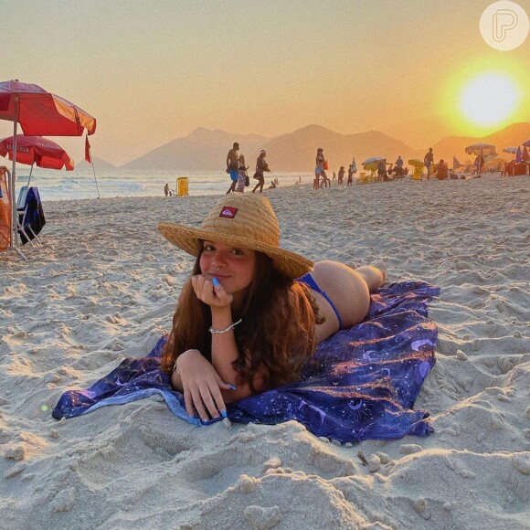 Mel Maia posa de biquíni em praia do Rio