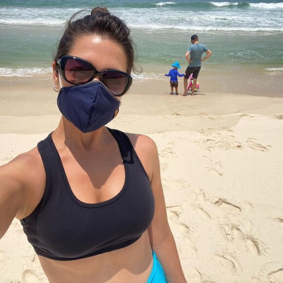 Thais Fersoza foi de máscara com os filhos à praia