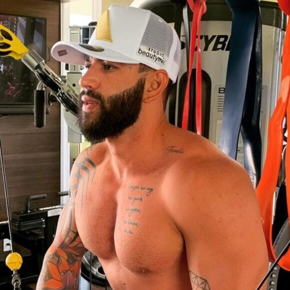 Gusttavo Lima mostra resultado de treino na academia