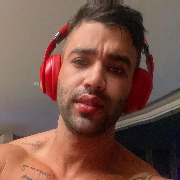 Gusttavo Lima posa sem camisa após exercício e físico chama atenção na web