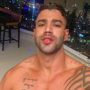 Em foto, Gusttavo Lima aparece sem camisa enquanto exibe os músculos