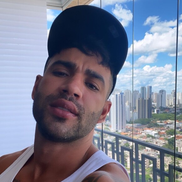Gusttavo Lima pede permissão para se divertir após exercício