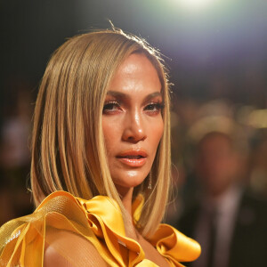 Jennifer Lopez usou apenas a aliança de noivado em foto de seu novo single