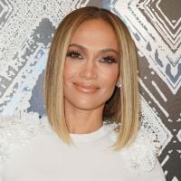 Aos 51 anos, Jennifer Lopez surge nua em capa de novo single e famosas tietam: 'Lenda'