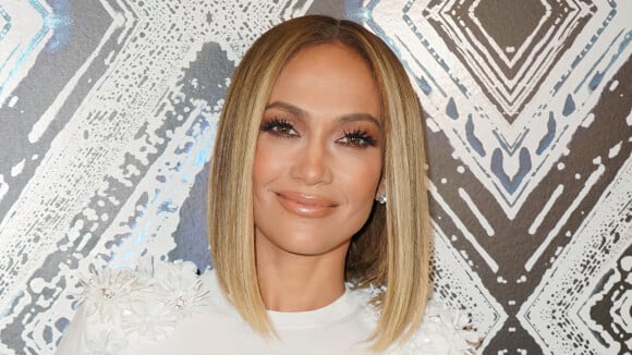 Aos 51 anos, Jennifer Lopez surge nua em capa de novo single e famosas tietam: 'Lenda'