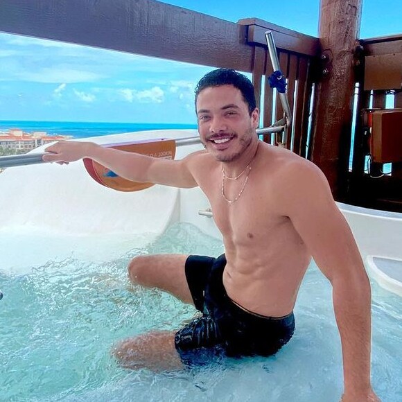 Wesley Safadão exibiu o shape em dia em parque aquático