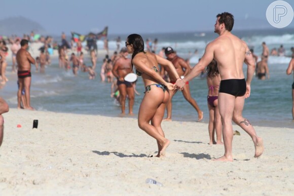 Pérola Faria costuma chamar a atenção ao exibir o corpo torneado nas praias cariocas