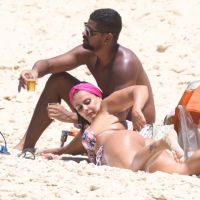 Viviane Araujo dá confere em marca de biquíni e exibe corpo em praia com namorado