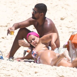 De biquíni, Viviane Araujo confere marquinha de sol ao lado do namorado em praia do RJ