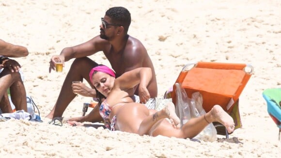 Viviane Araujo dá confere em marca de biquíni e exibe corpo em praia com namorado
