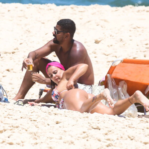 Na praia, Viviane Araujo dá confere em marca de biquíni