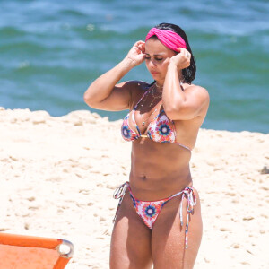 De biquíni, Viviane Araujo mostra corpo mais magro em praia