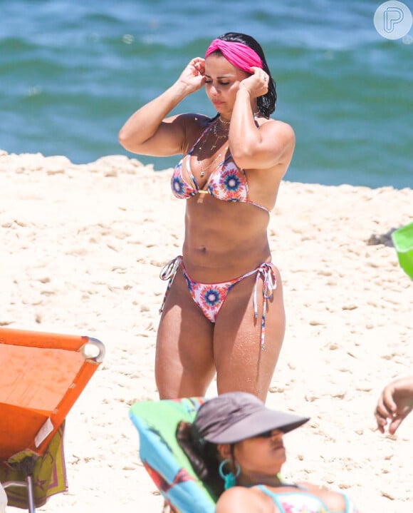 De biquíni, Viviane Araujo mostra corpo mais magro em praia