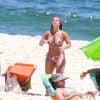 De biquíni, Viviane Araujo exibe corpo enxuto em praia carioca