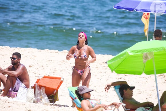De biquíni, Viviane Araujo exibe corpo enxuto em praia carioca