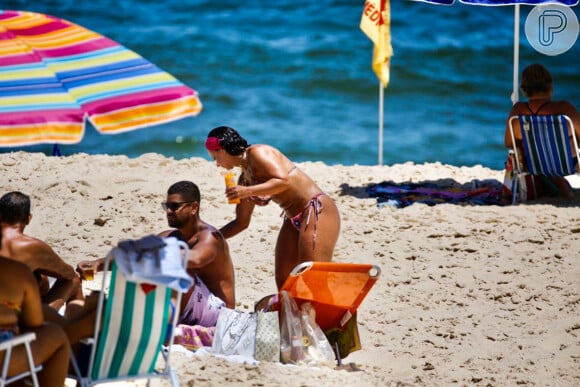 Viviane Araújo tirou o sábado (28) de sol para curtir uma praia com o namorado