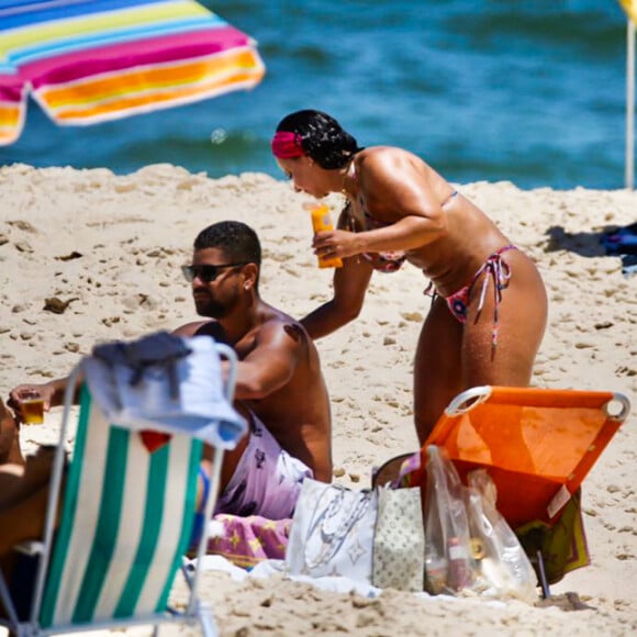 Viviane Araújo tirou o sábado (28) de sol para curtir uma praia com o namorado