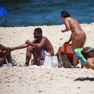 Viviane Araujo é fotografada curtindo o sábado (28) ensolarado no Rio de Janeiro