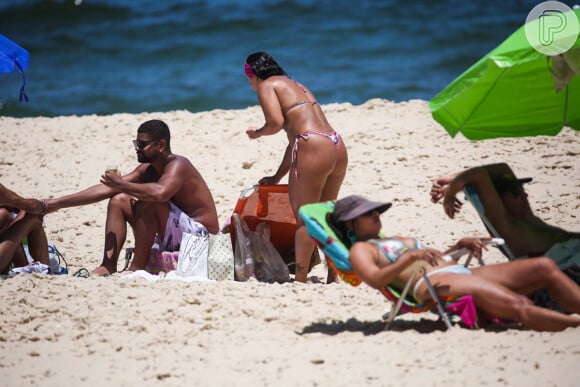Viviane Araujo é fotografada curtindo o sábado (28) ensolarado no Rio de Janeiro