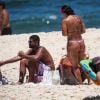 Viviane Araujo aposta em biquíni fio-dental para dia de praia