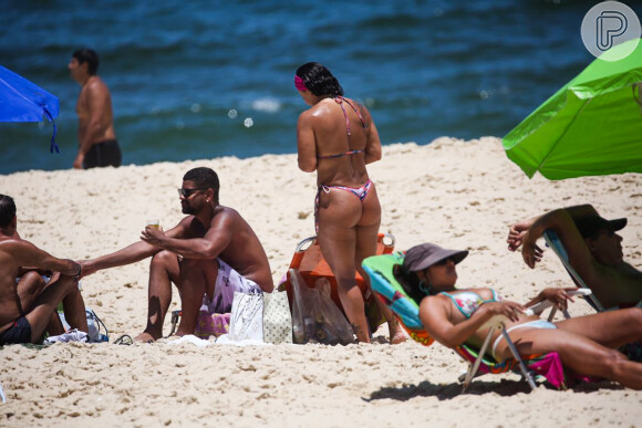 Viviane Araujo aposta em biquíni fio-dental para dia de praia