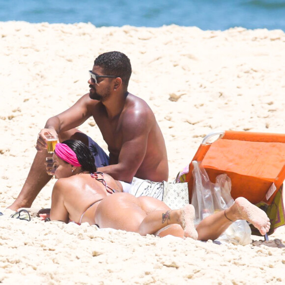De biquíni, Viviane Araujo renova bronze em dia de praia com namorado