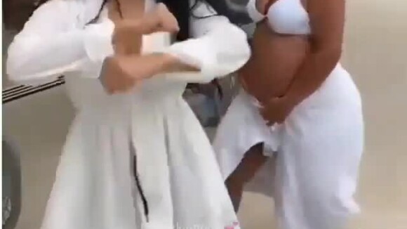 Simone dança de biquíni com Simaria e exibe barriga de gravidez