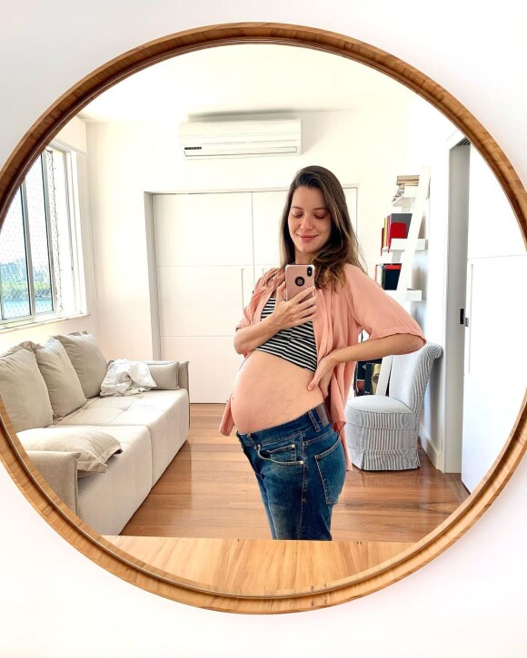 Nathalia Dill, no 7º mês de gravidez, mostrou o barrigão em foto