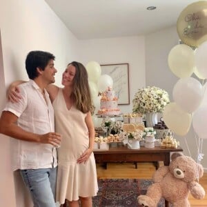 Nathalia Dill e o noivo, Pedro Curvello, organizaram chá de bebê para a filha, Eva