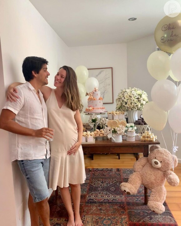 Nathalia Dill e o noivo, Pedro Curvello, organizaram chá de bebê para a filha, Eva