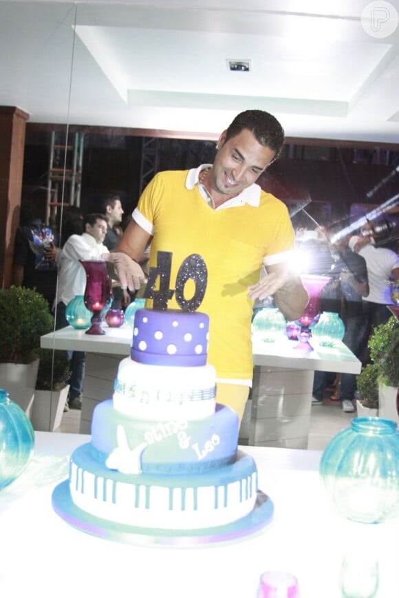 Latino corta o bolo em seu aniversário de 40 anos