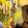 Borat, de 'Amor & Sexo', mostra pontos na barriga após levar tiro